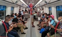 地铁男子辱骂拳打女子被制止,辱骂拳打女子事件，正义乘客挺身而出制止暴力行为