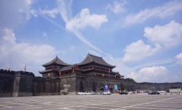 女生趴开裙子让须眉诵 - 女生趴开裙子让须眉诵老版下载V1（绝对没有潜礼貌！保时捷美女出卖每两天就能卖出一辆豪车） ，《y乱学院》动漫V