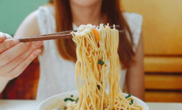 娱乐吃瓜酱吃面条视频,趣味横生瞬间引网友热议