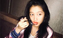 关晓彤娱乐吃瓜图片,镜头下的真实生活