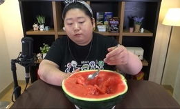 胖妞吃瓜看娱乐