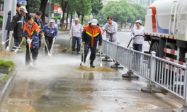 环卫工人连夜清积水,守护洁净——环卫工人风雨无阻清积水
